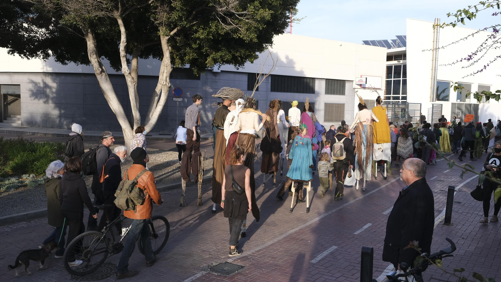 Fotogalería manifestación a favor de energías renovables ordenadas. Almería