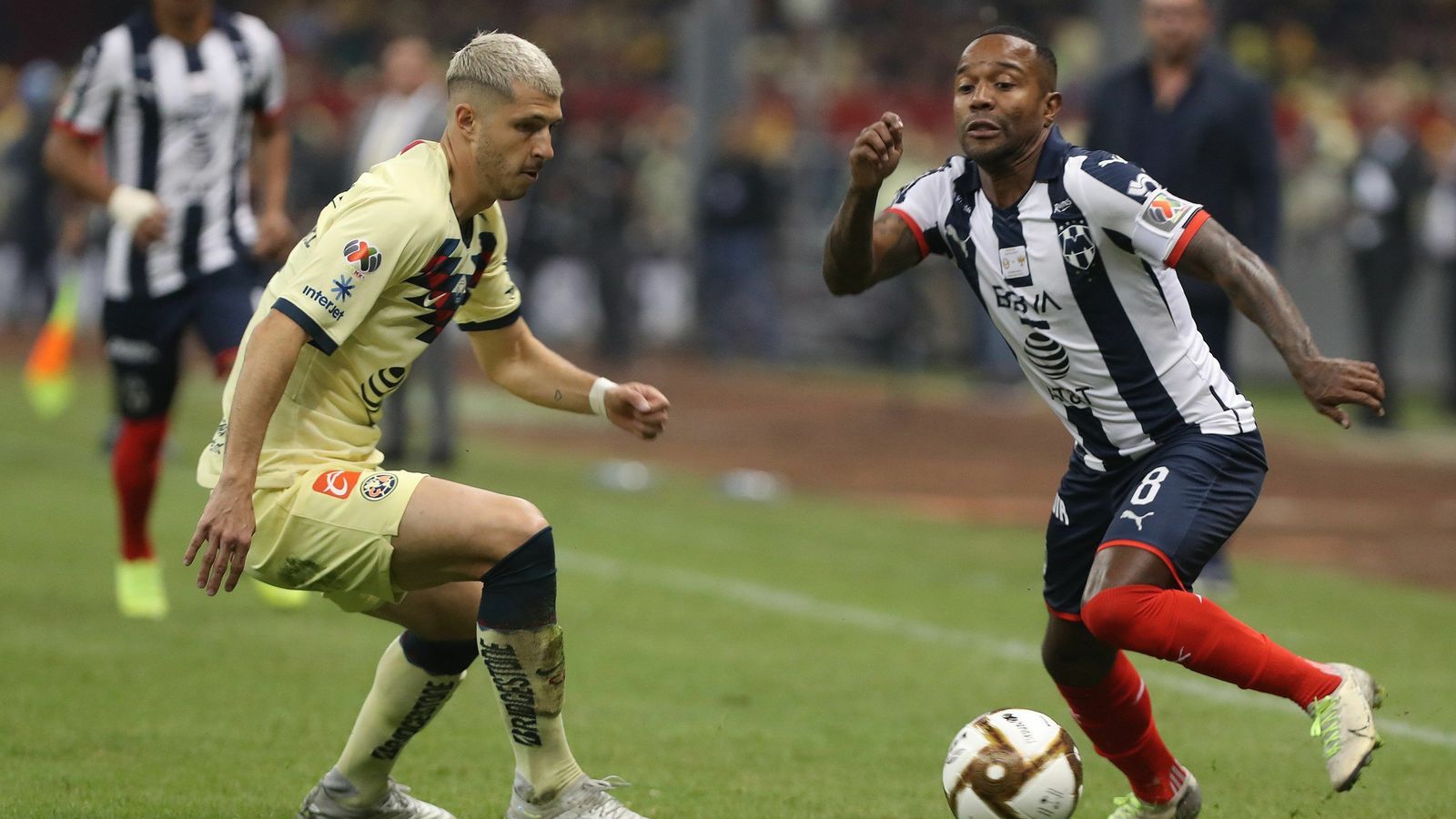 El argentino Guido Rodríguez persigue a un rival.