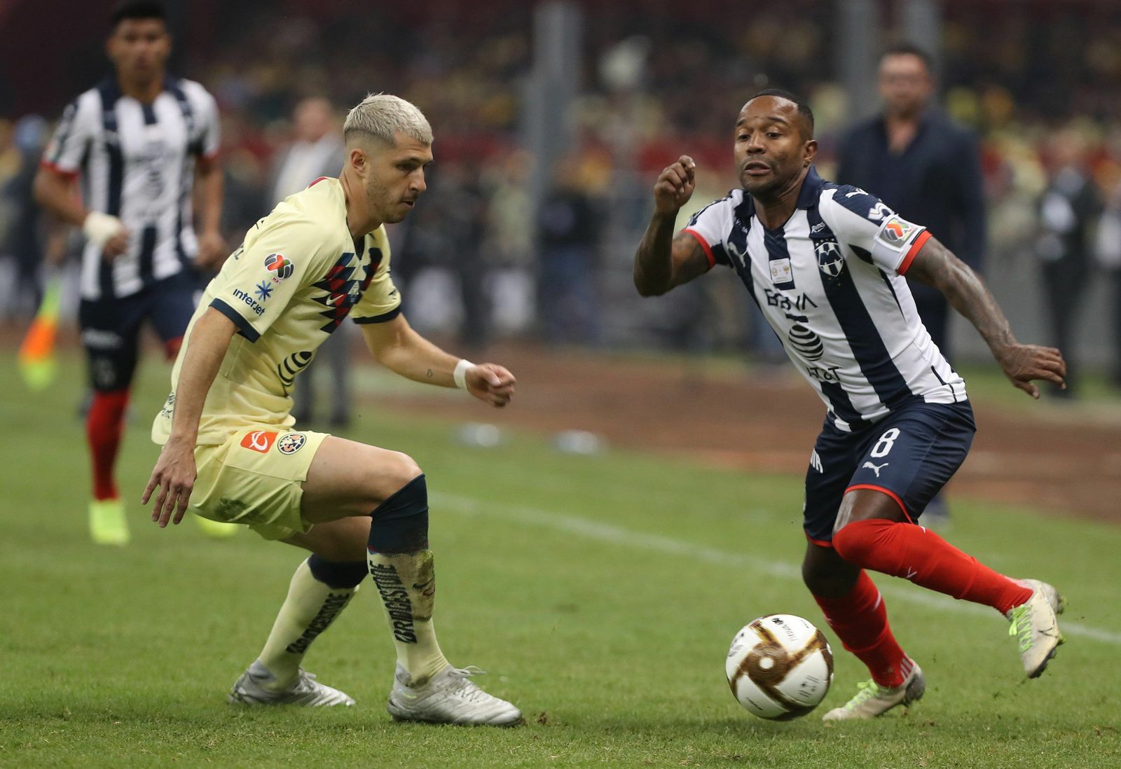 El argentino Guido Rodríguez persigue a un rival.