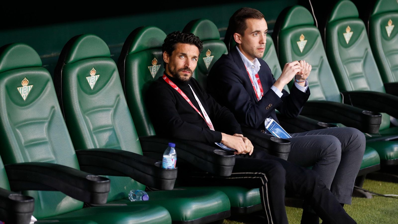 Jesús Navas junto a Dani Espartero, 'team manager' del Sevilla, en el banquillo visitante.