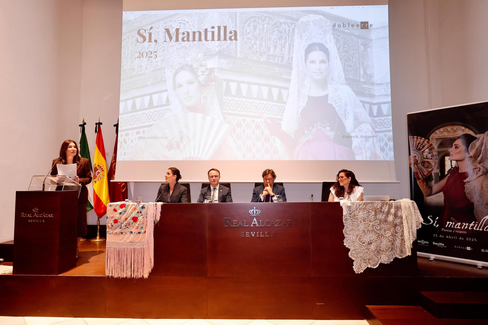 El Álcazar de Sevilla se llena de mujeres vestidas de mantilla, todas las fotos