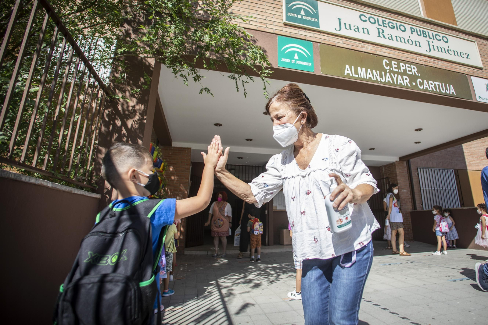 Entrada al colegio Juan Ramón Jiménez de Granada, en una imagen de archivo.
