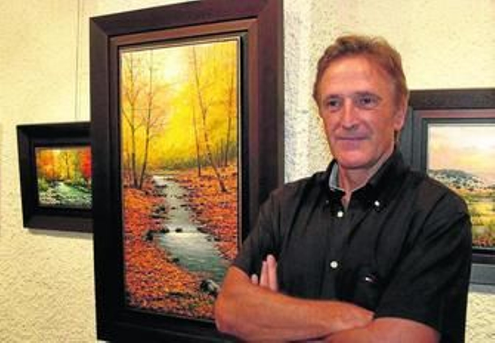 Miguel Peidro con una de las obras que expone en Argar.