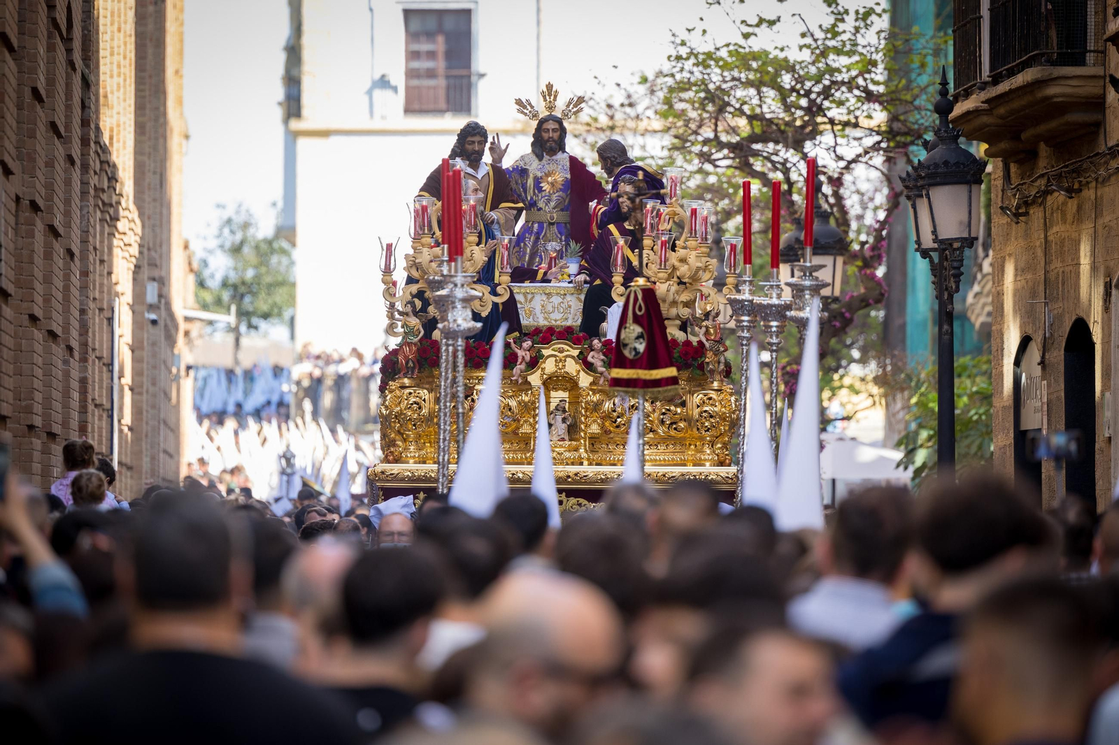 Imágenes de la salida de la Sagrada Cena en la Semana Santa de Cádiz 2025