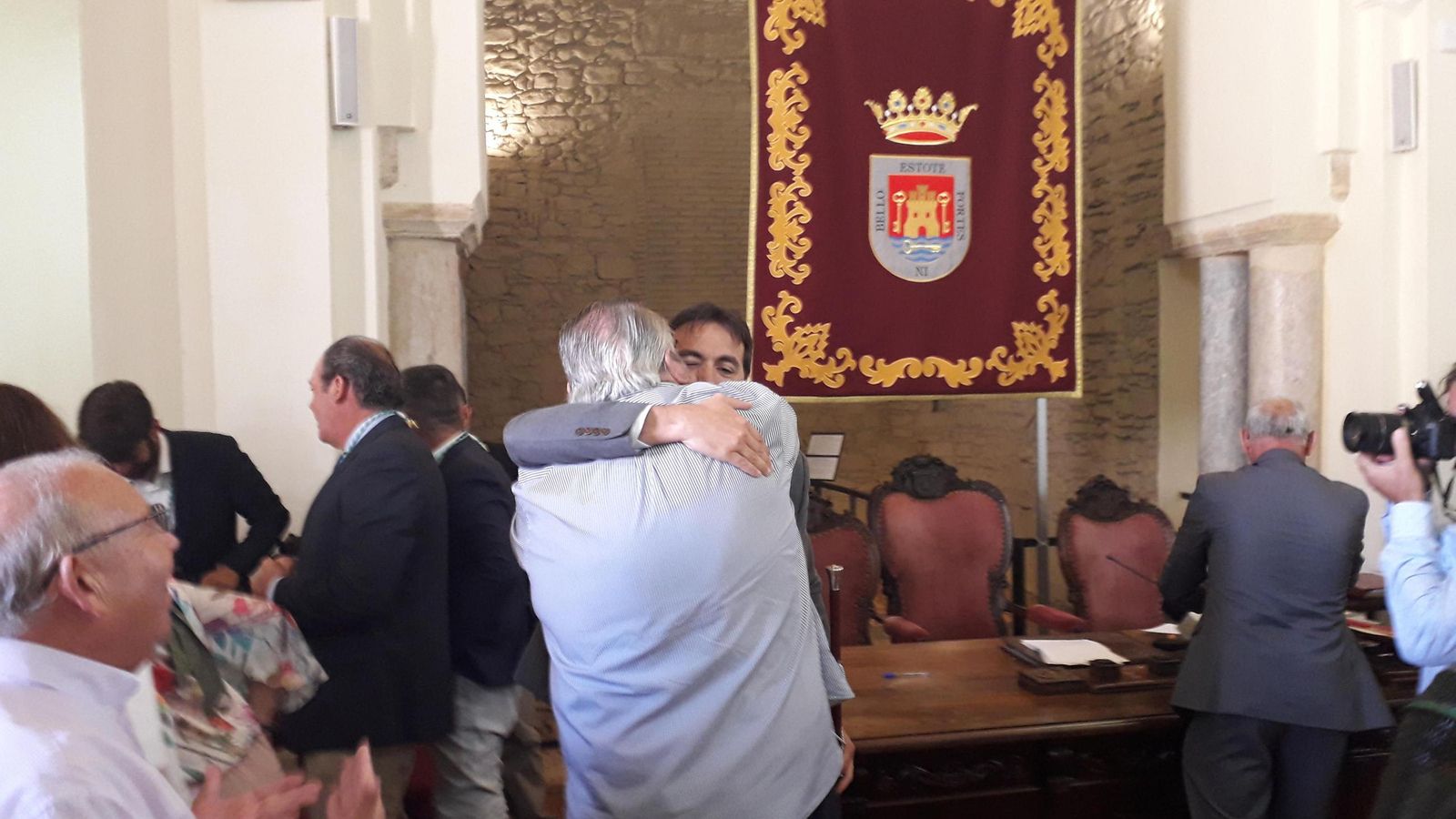 Francisco Ruiz abraza a su padre Antonio Ruiz tras una investidura. Ambos fueron alcaldes de Tarifa.
