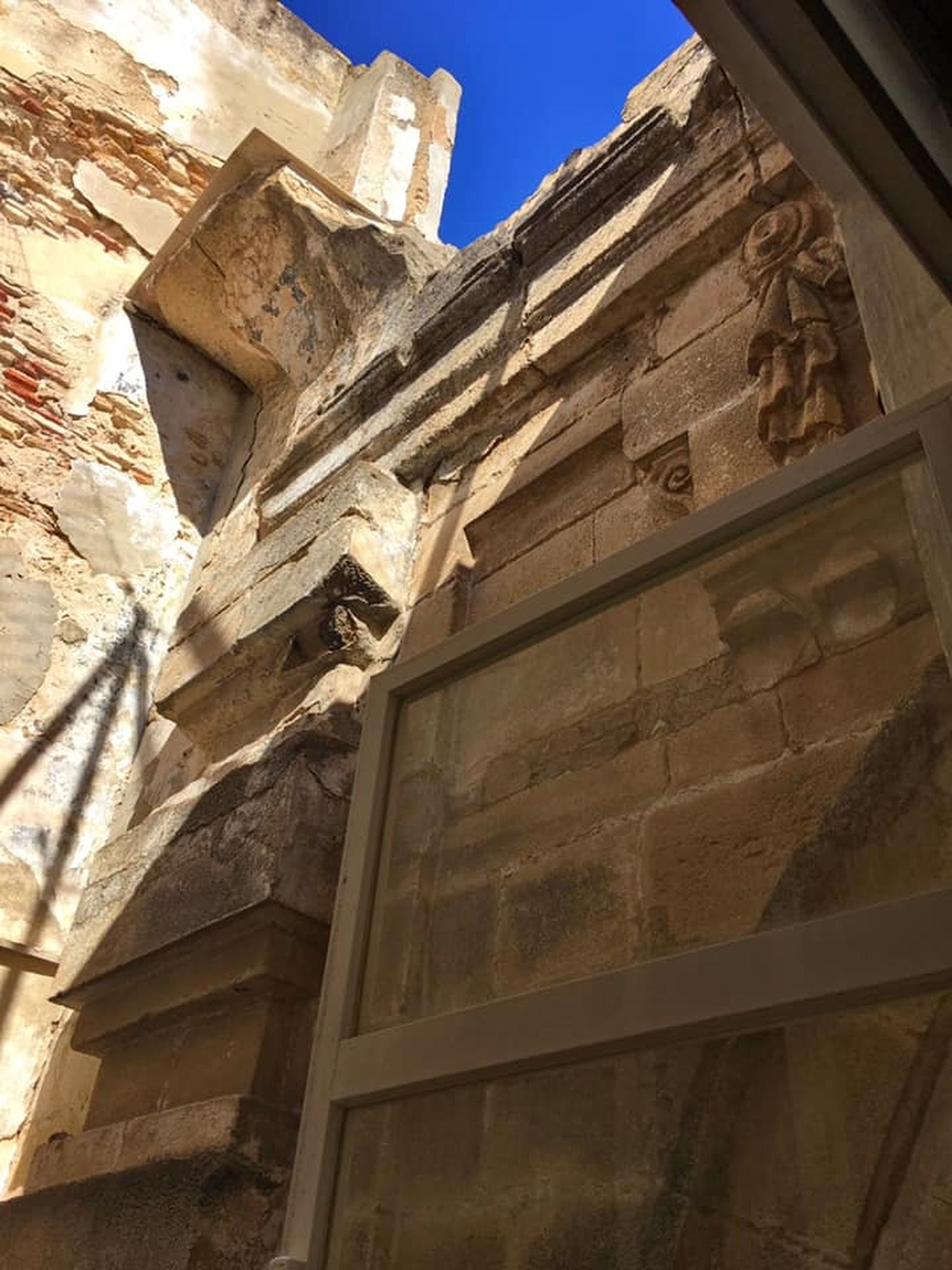 Restos que quedan en el interior del edificio.