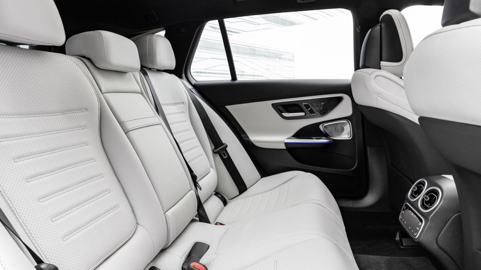 Ahora los asientos traseros también pueden disponer de calefacción, mientras que los delanteros incorporan la opción de masaje.