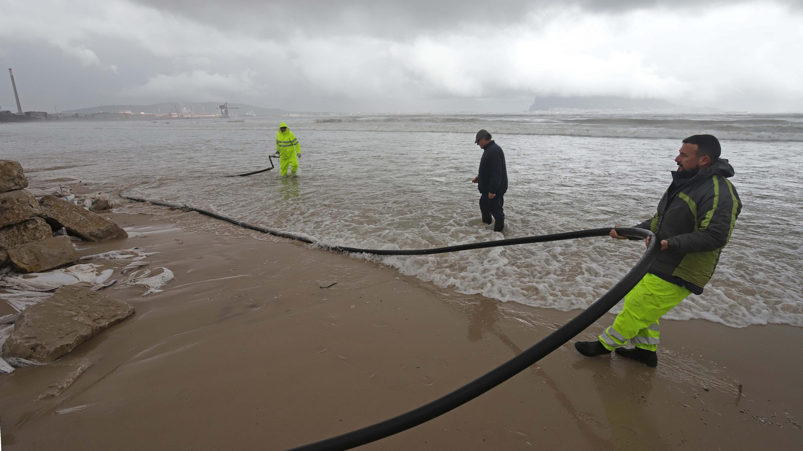 Fotos de la playa de El Rinconcillo tras el temporal Fotos de la playa de El Rinconcillo tras el temporal