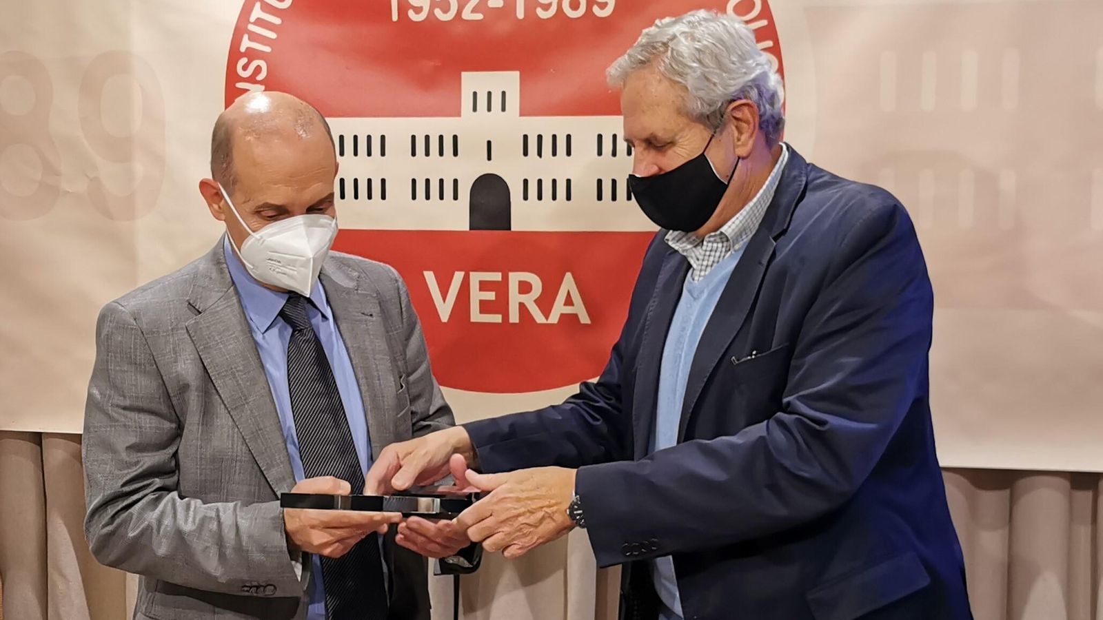 El alcalde entrega un obsequio al ponente Julián Blanco Gálvez.