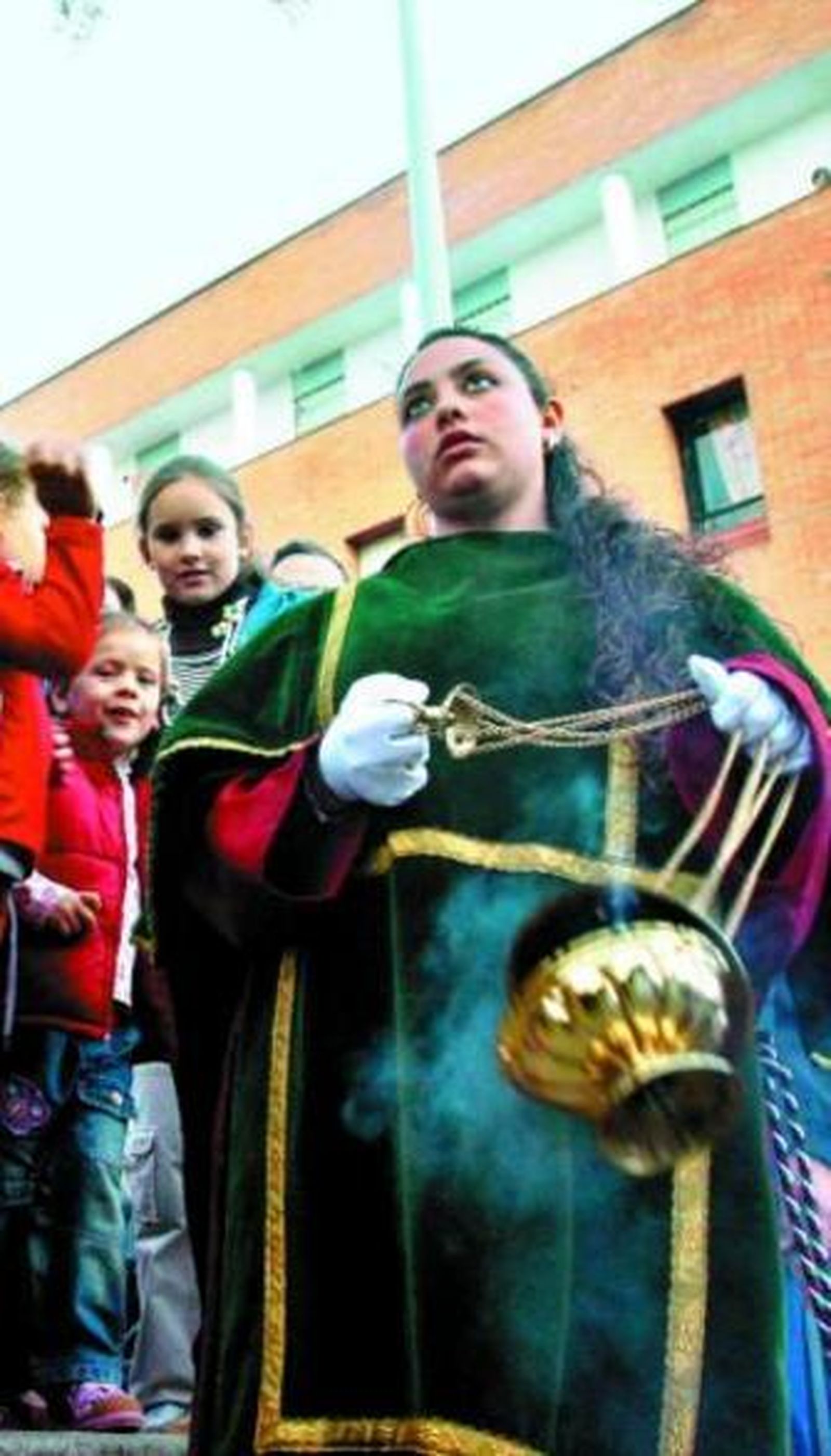 El paso del Cristo de la Piedad y la Virgen de Vida avanza por las calles del barrio.