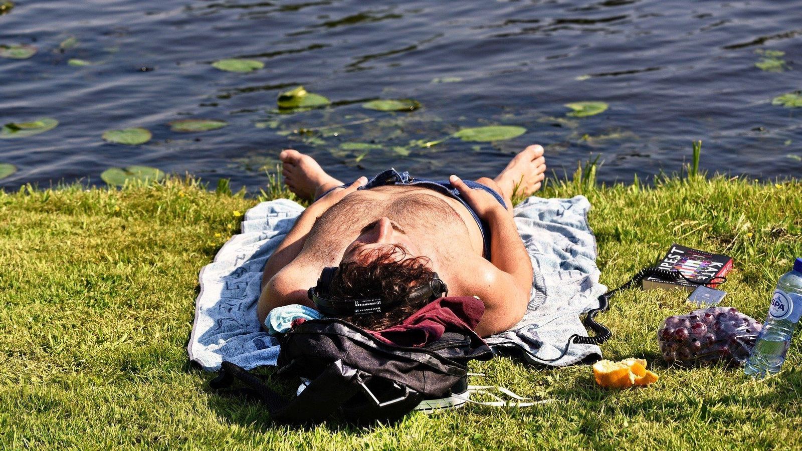 Un hombre tomando el sol.