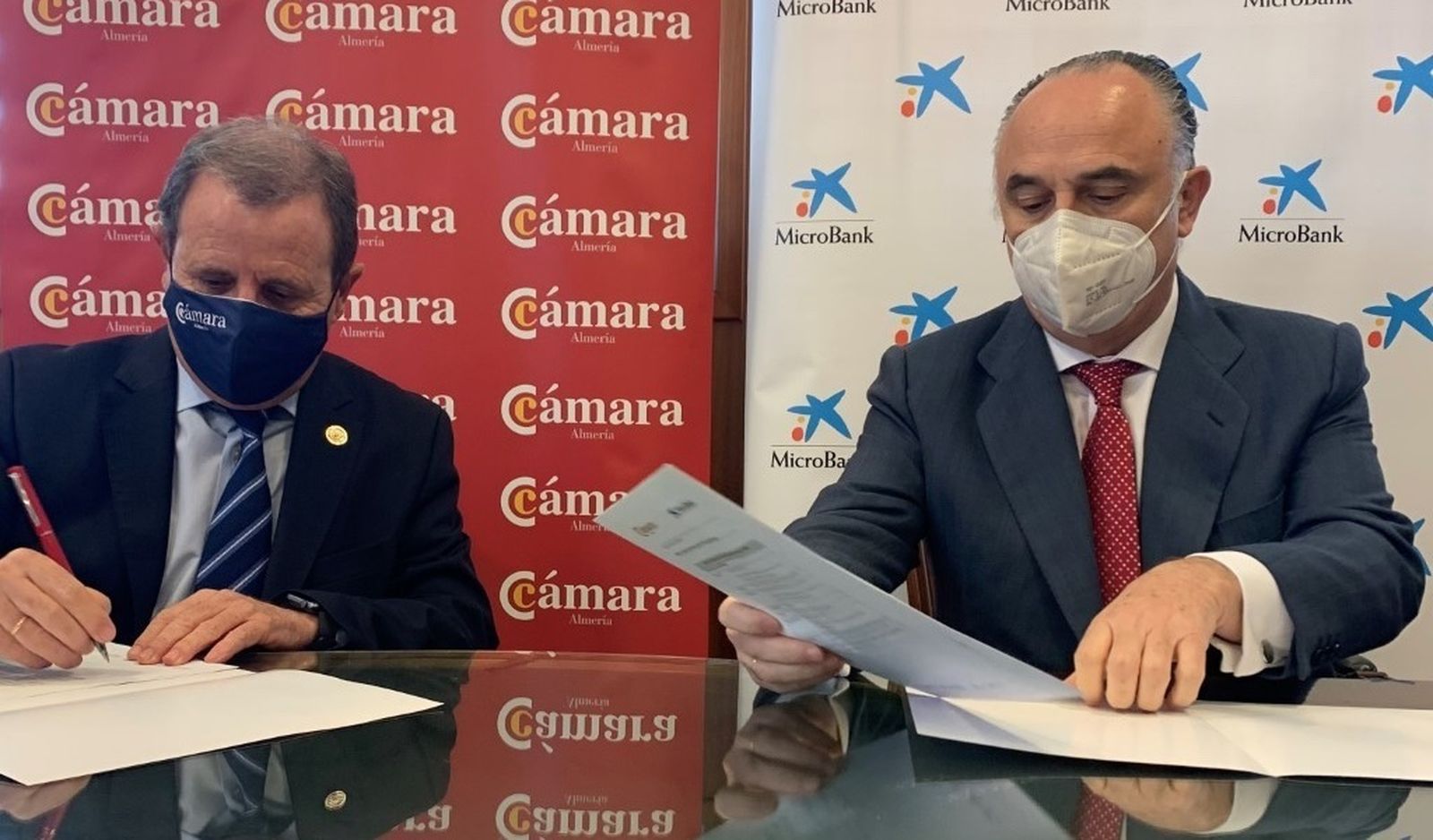 Jerónimo Parra, presidente de la Cámara, y Juan Ignacio Zafra,  director territorial de CaixaBank en Andalucía Oriental y Murcia