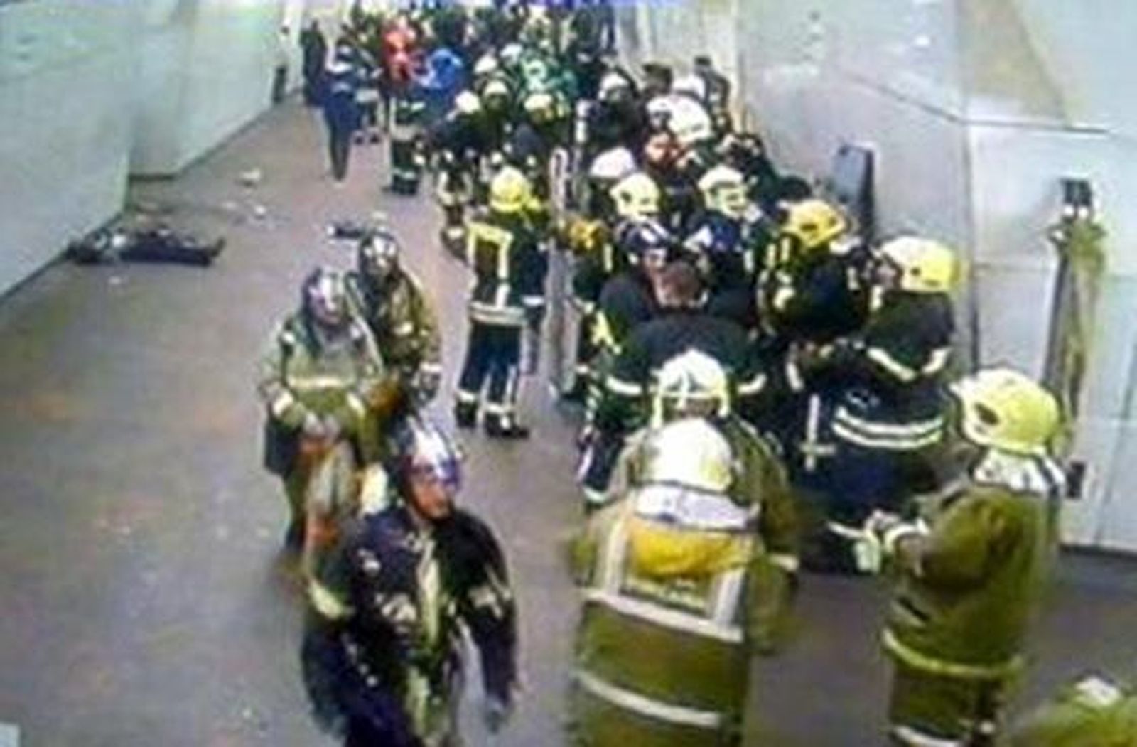 Imagen de televisión de los bomberos a su llegada al metro. / Reuters