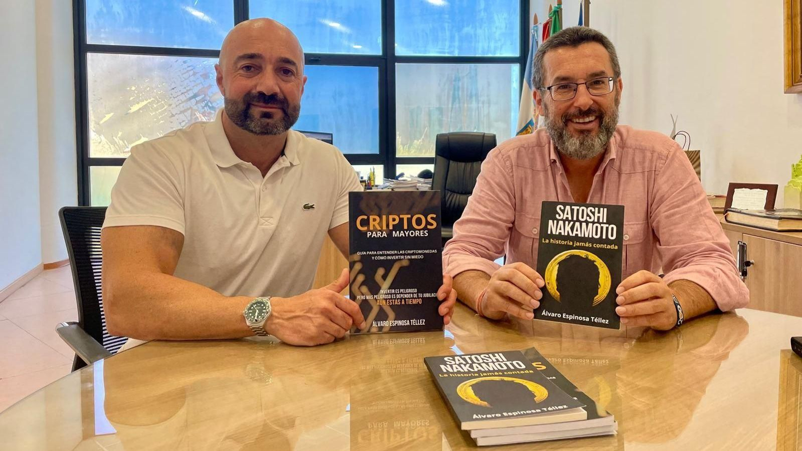 Juan Franco recibe al autor linense Álvaro Espinosa, divulgador de blockchain y escritor de una novela sobre el creador de Bitcoin.