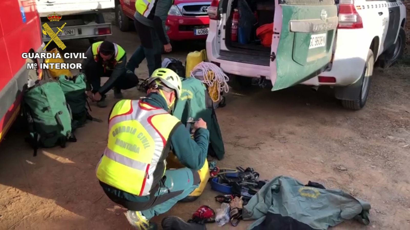 Imágenes de los mineros junto al túnel vertical por que descienden