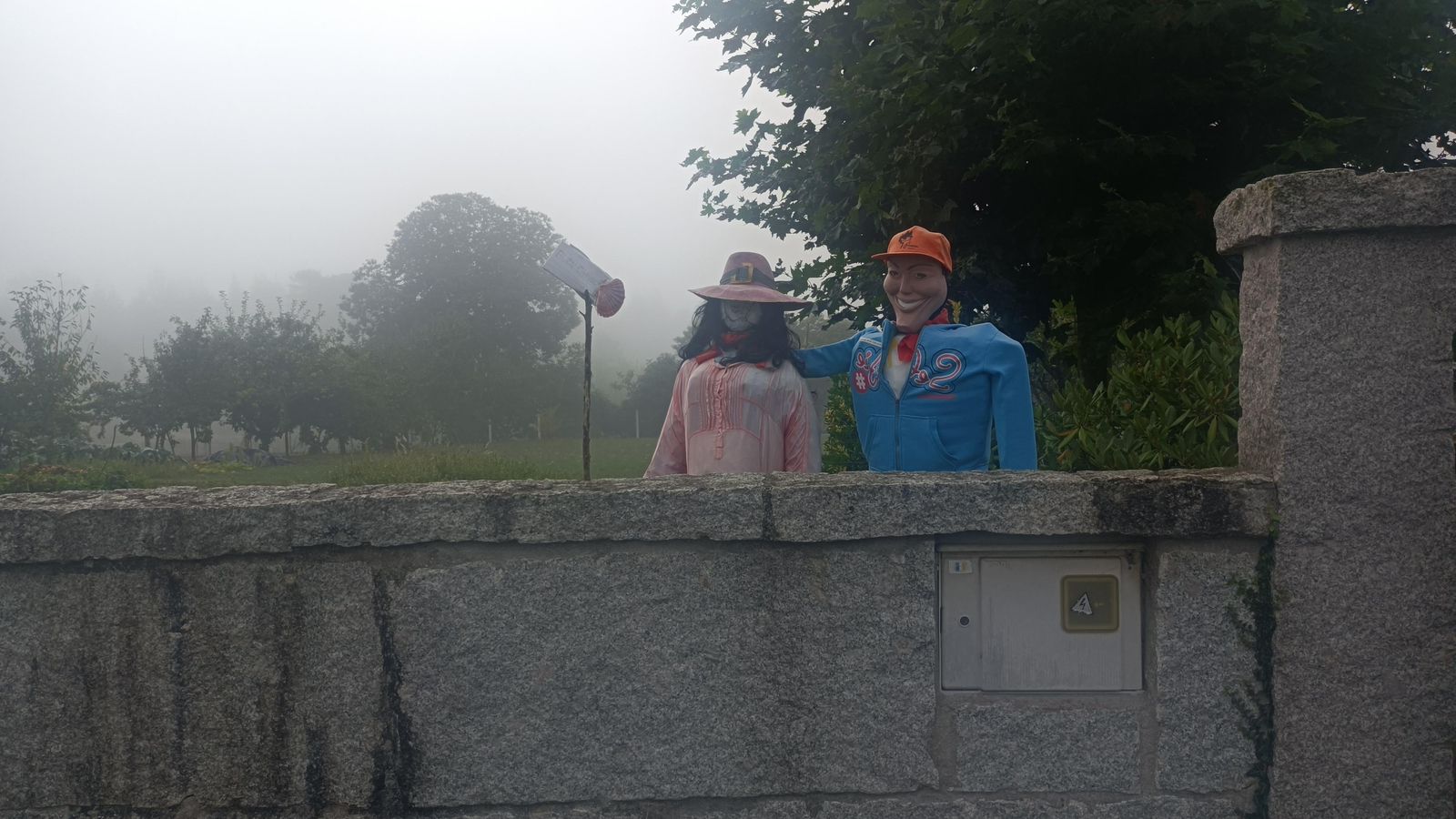 Unos extraños maniquíes a pie del Camino.