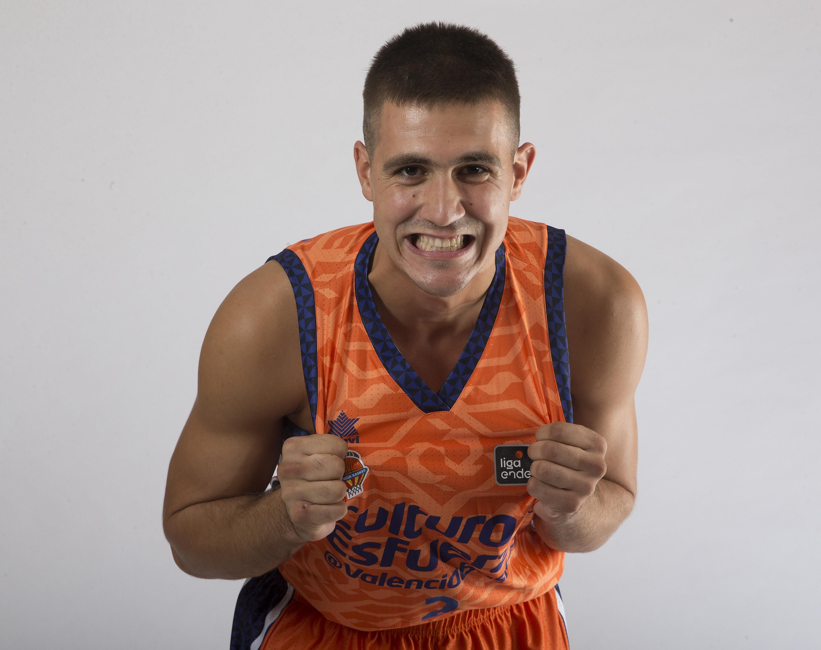Marinkovic posa en la sesión oficial del Valencia Básket.