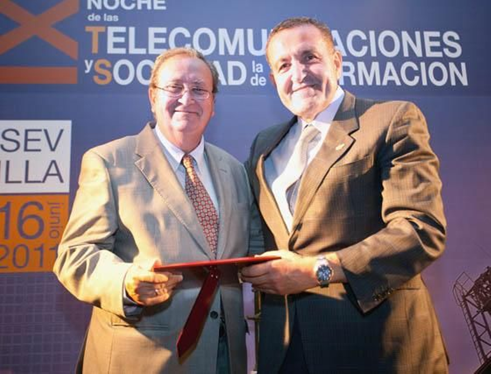 Isidoro Martín de la Rosa, vicepresidente de Asitano, entrega el premio a la labor humanitaria al representante de Andex.