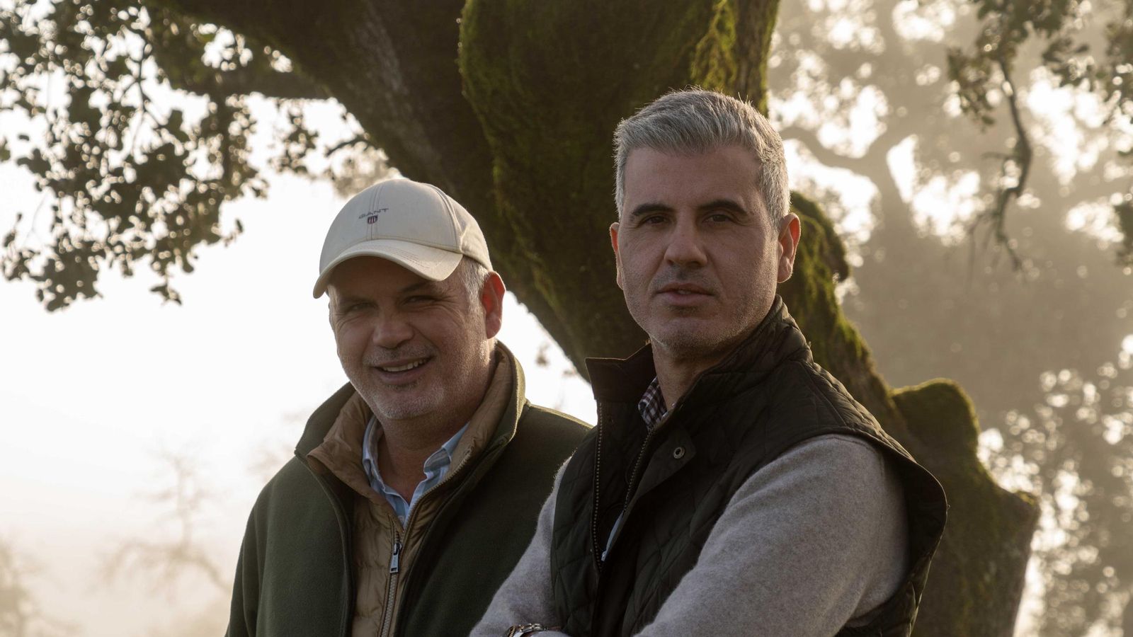 Pedro Bomba hijo (i) junto a Sergio Bomba (d) en la finca El Mayorazgo.