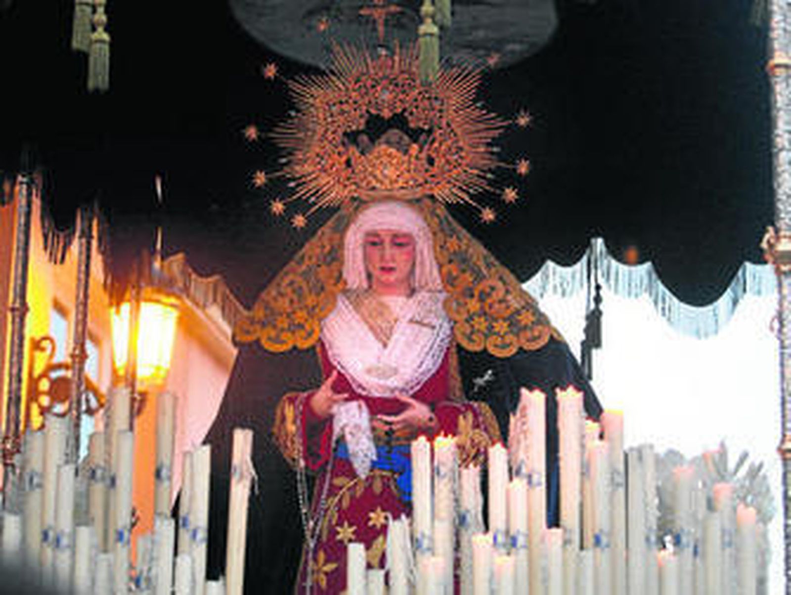 La Virgen de la Estrella, bajo el palio, durante su recorrido procesional en La Línea.
