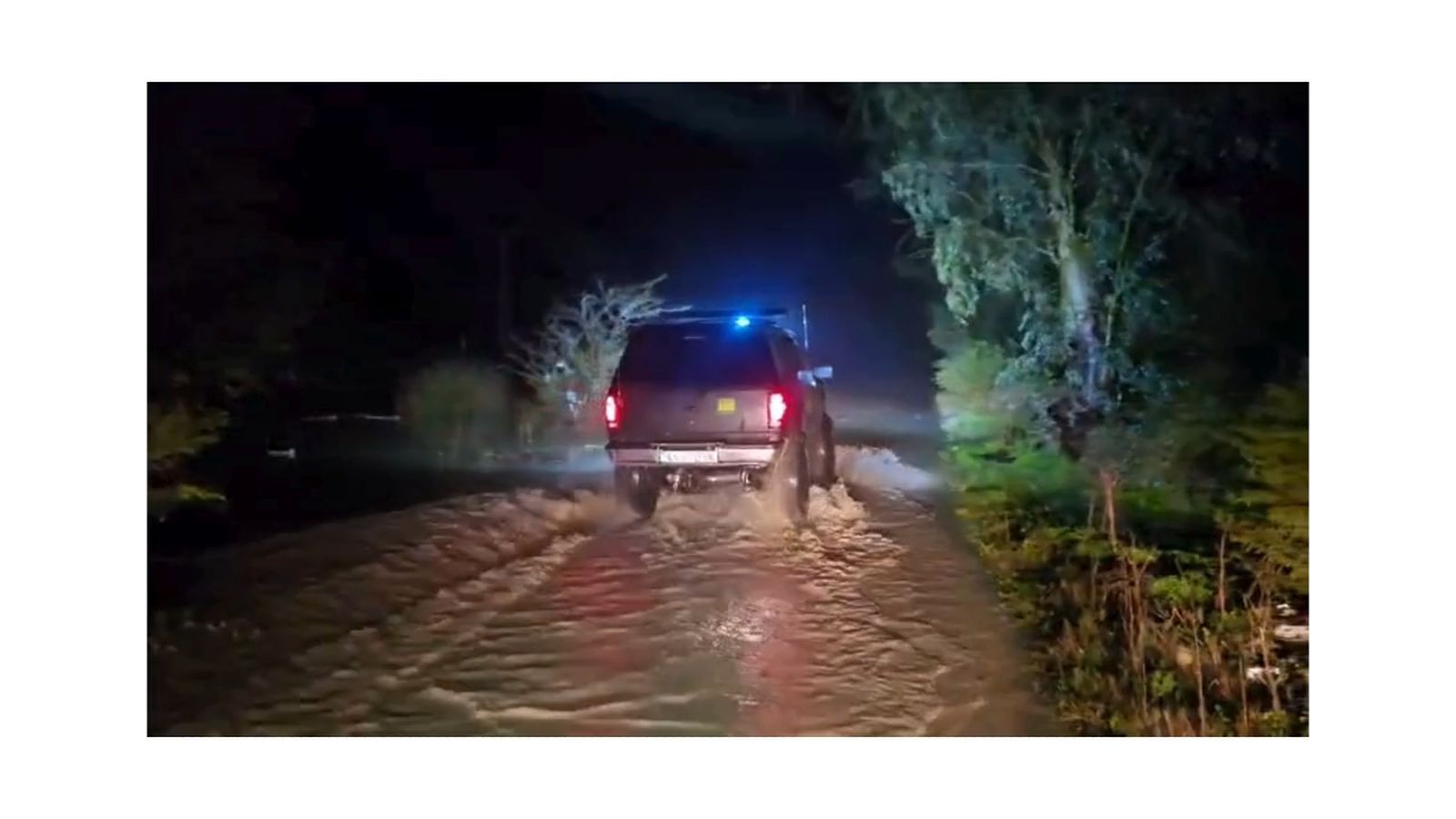 Día complicado en la zona rural de Jerez: Rescates nocturnos y coche bajo el agua