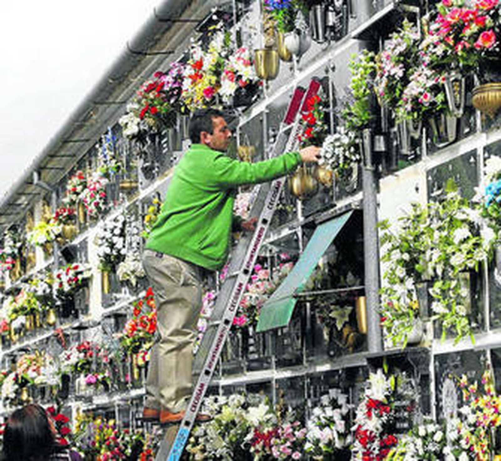 Ir 'al otro barrio', un viaje caro que no baja de los 2.000 euros