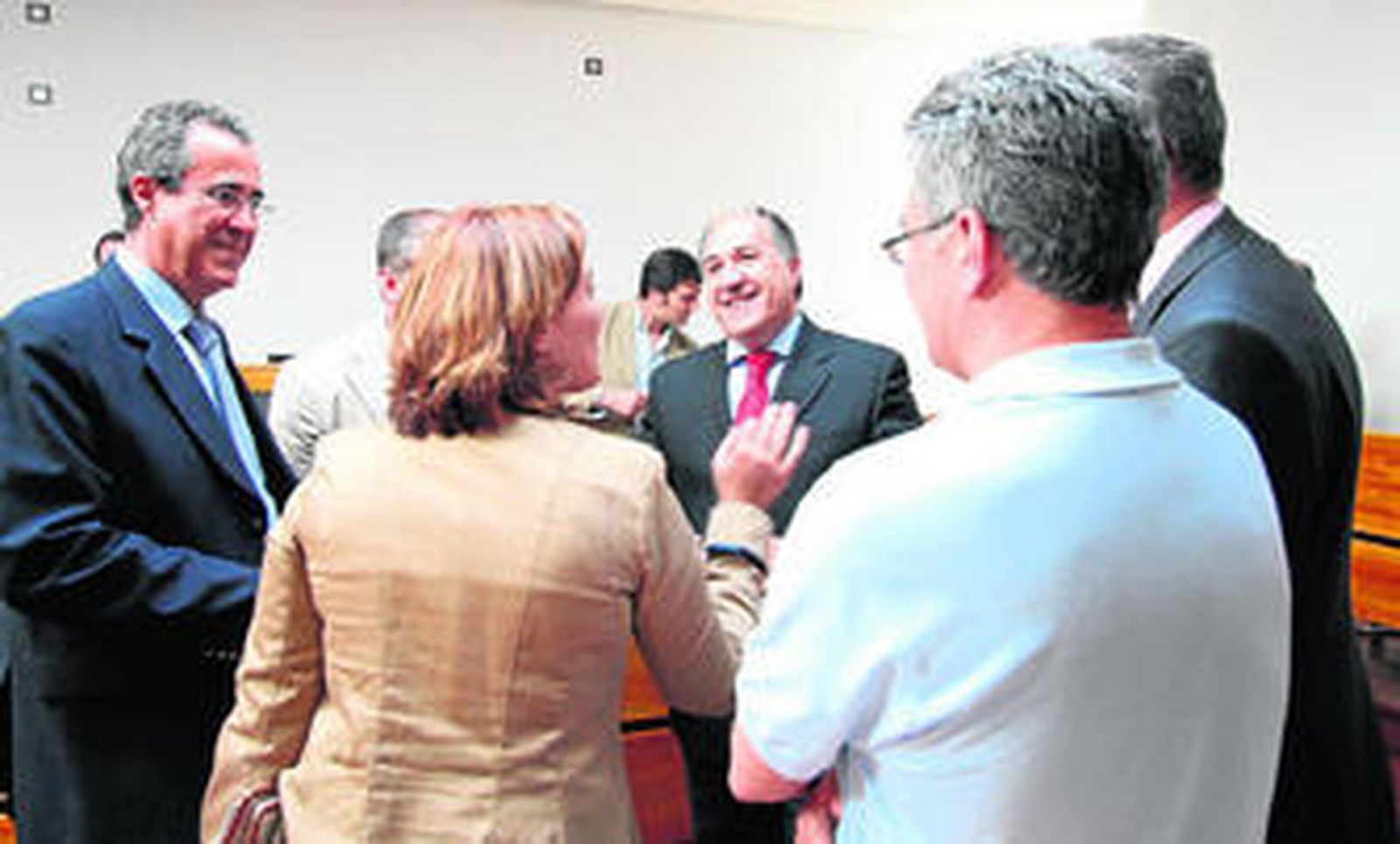 González de la Torre, primero por la izquierda, en un corrillo con cinco alcaldes de la comarca en una imagen del pasado verano.