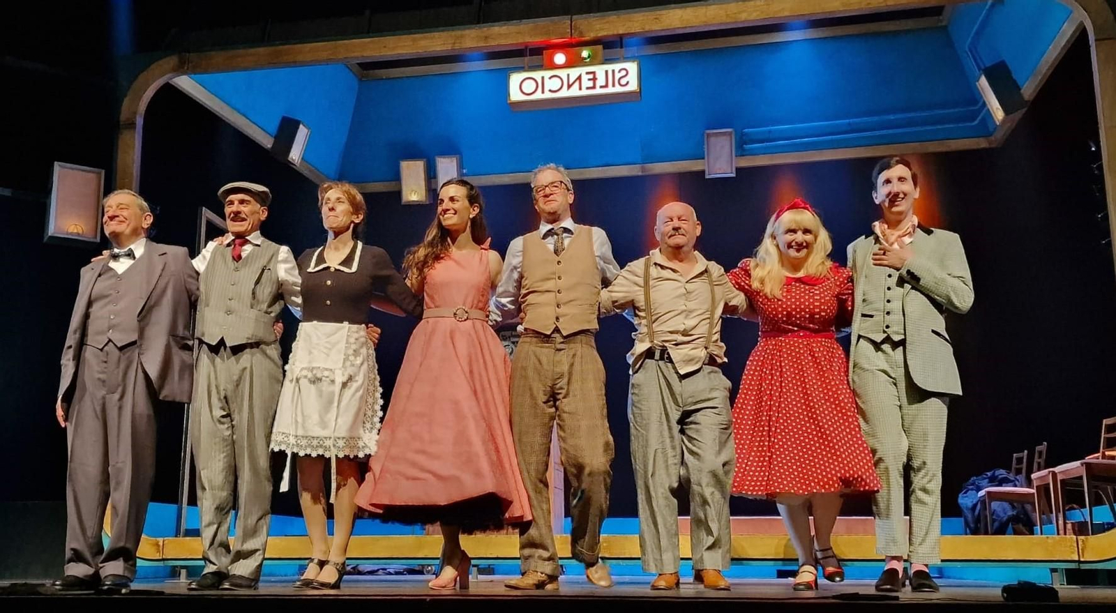 Reparto actoral de la obra ‘La dama duende’ en Roquetas.