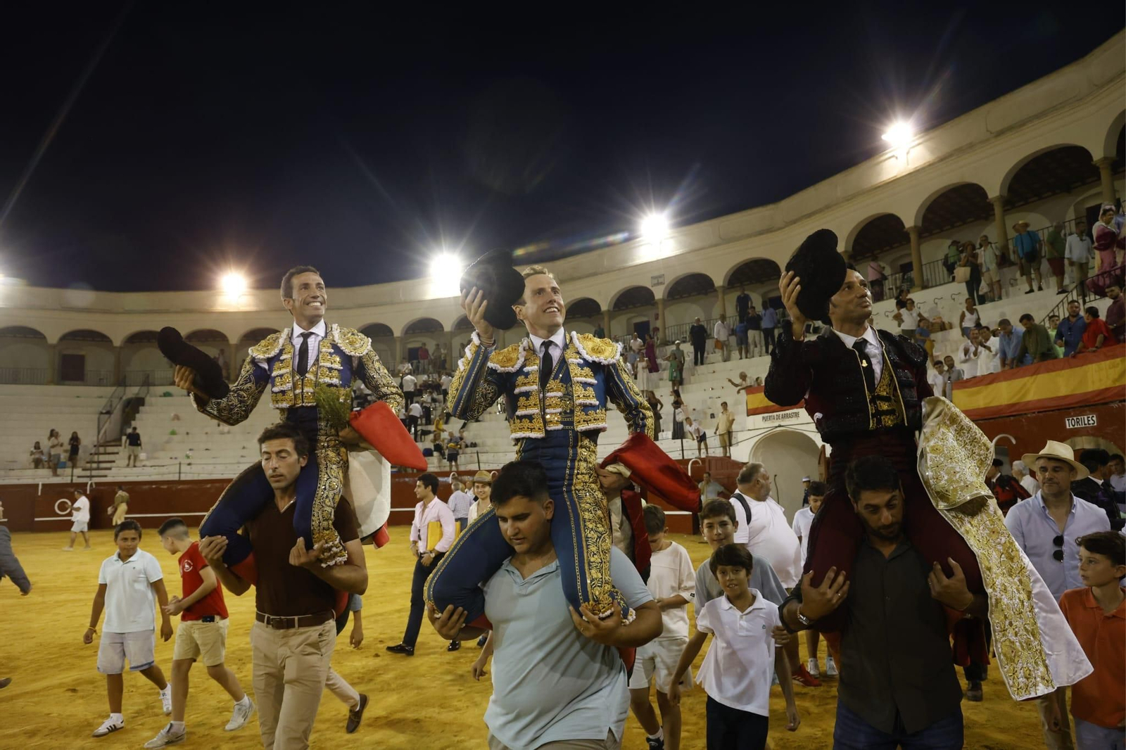 David de Miranda, Román y Oliva Soto, a hombros en la plaza de toros de San Roque. David de Miranda, Román y Oliva Soto, a hombros en la plaza de toros de San Roque.