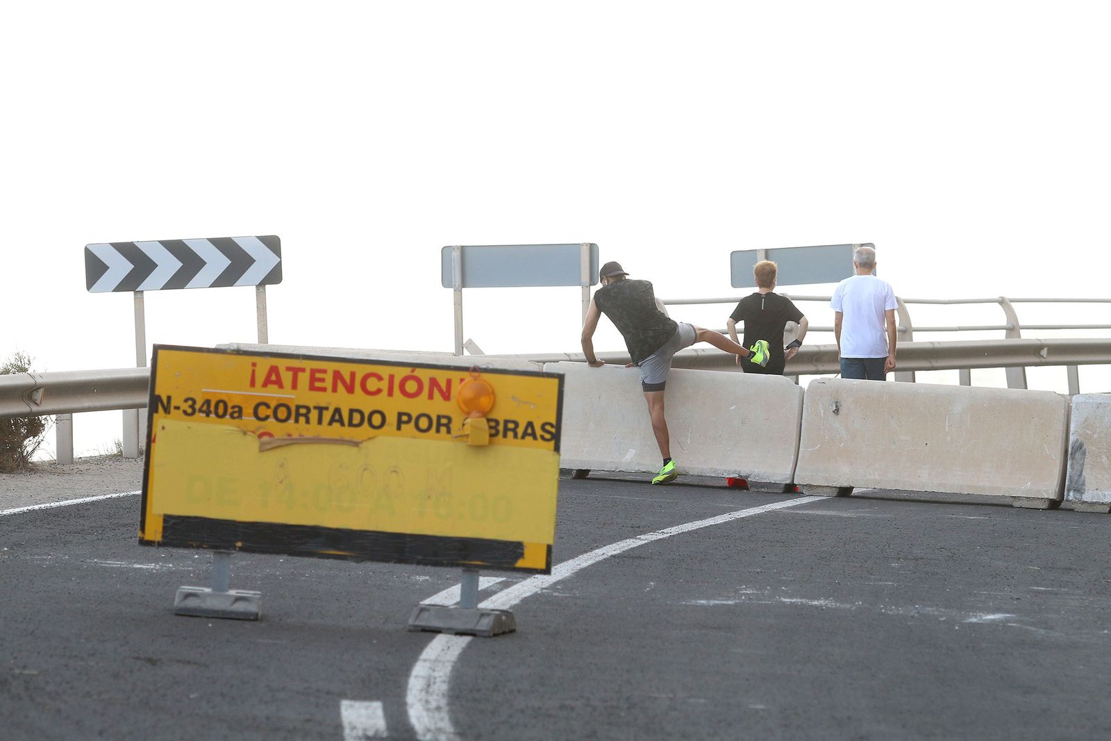Las imágenes de la gente paseando en la carretera cortada de El Cañarete