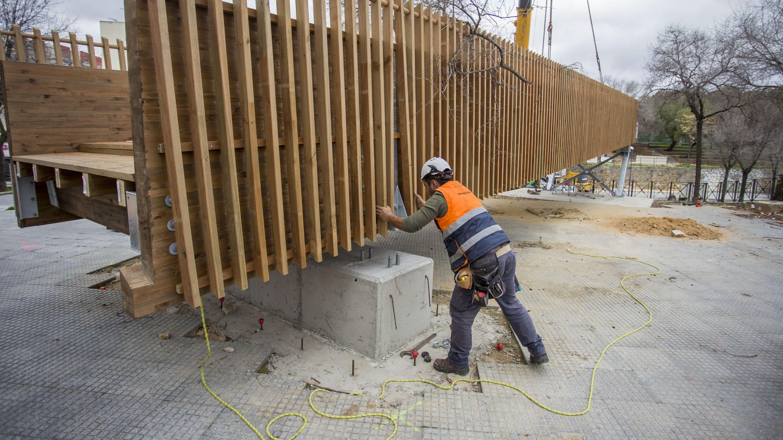Un trabajador realiza labores en la infraestructura.