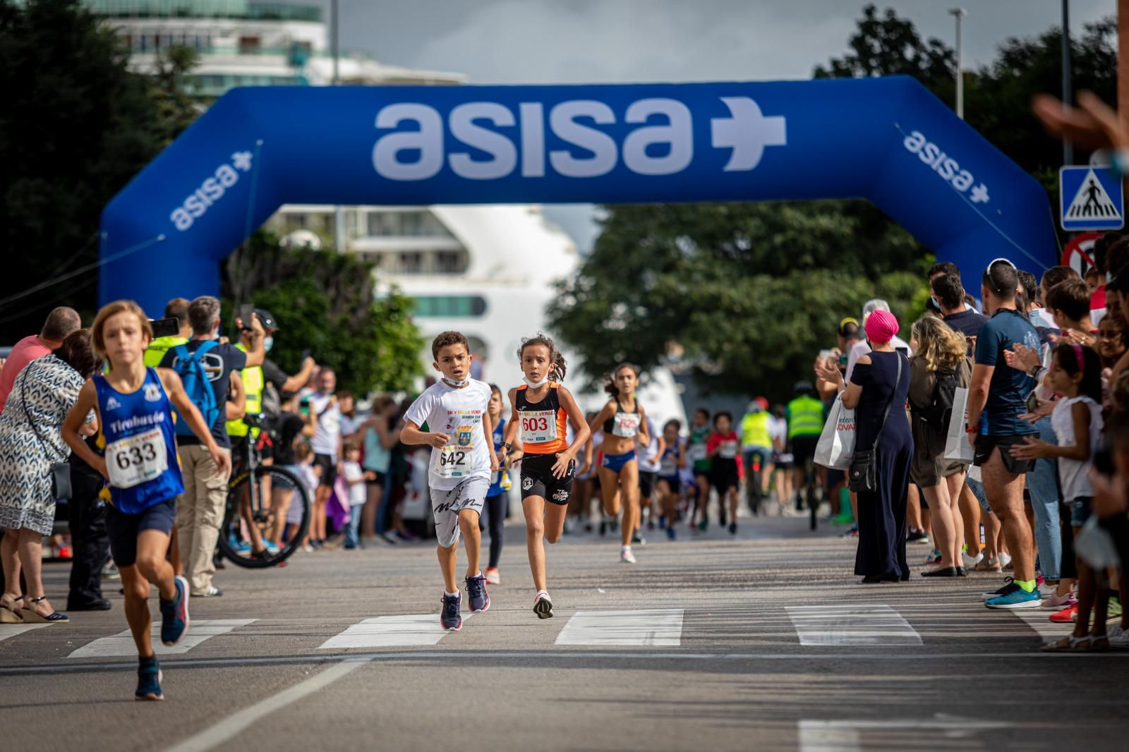 Imágenes: Cádiz vive la carrera solidaria de la Milla Verde