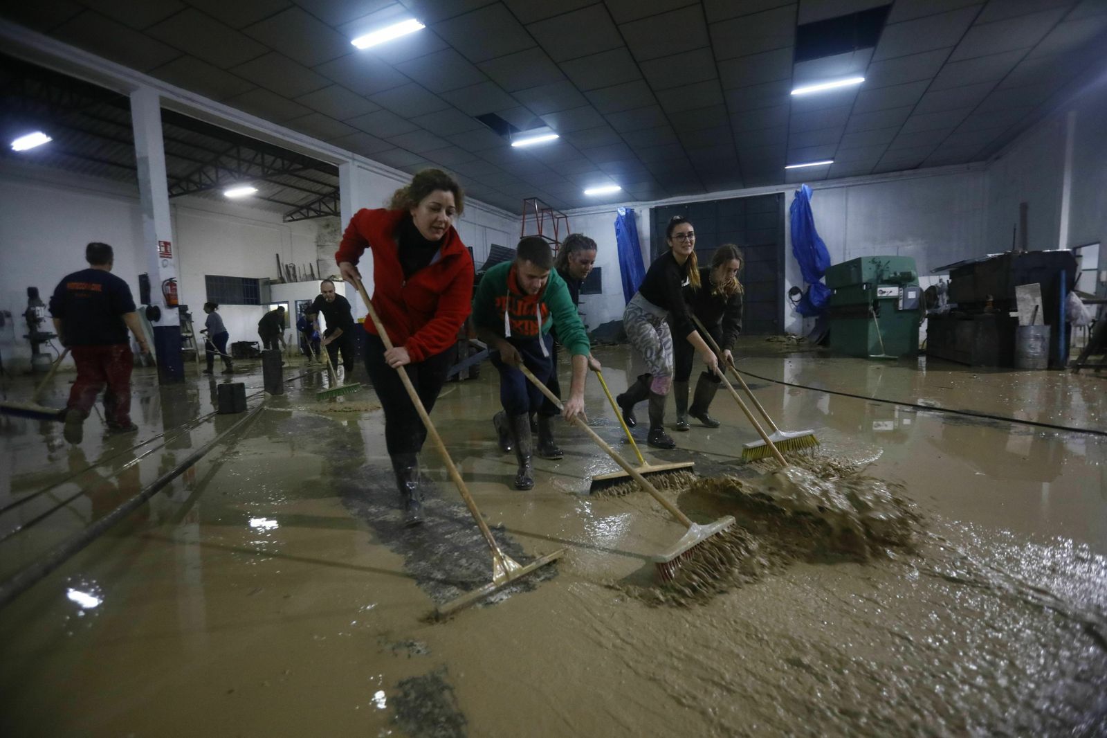 Limpieza en una nave industrial en Villa del Río.