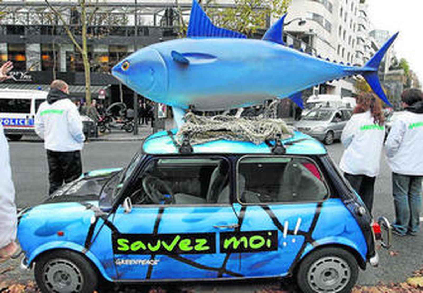 Activistas de Greenpeace piden la salvación del atún rojo durante las sesiones de la ICCAT, en París.