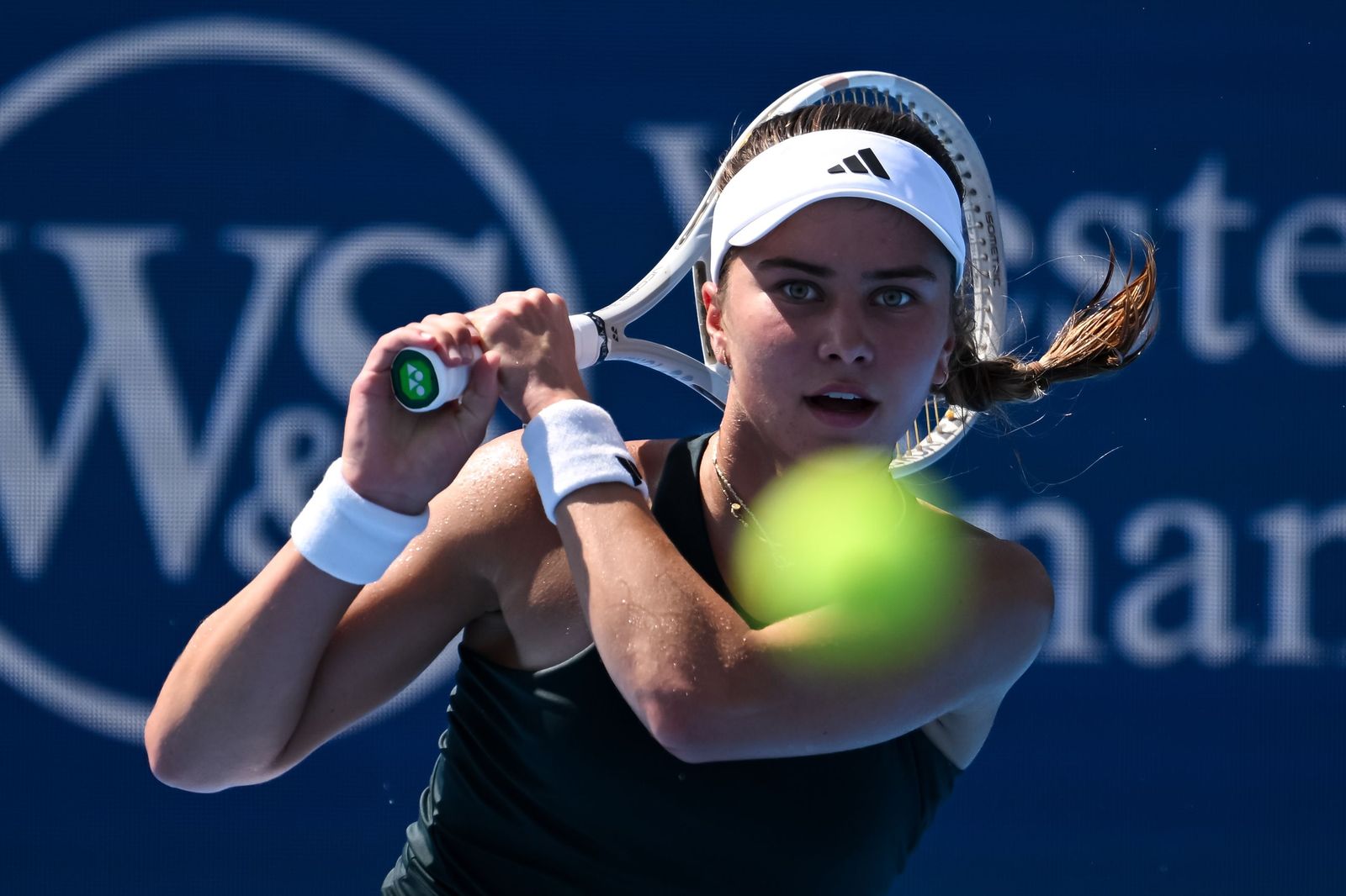 Tenis | Eyes To The Camera