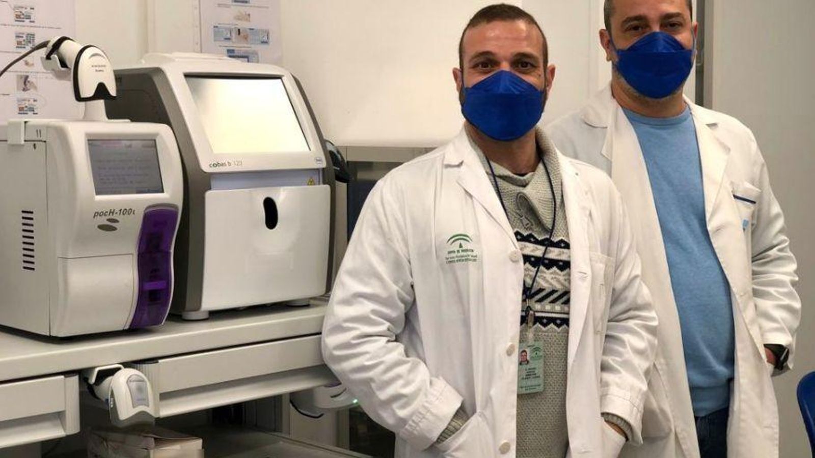 El director del centro de salud de Las Cabezas de San Juan, Máximo Merino, y el coordinador de enfermería de este centro, Santiago Corral, junto al equipo POCT instalado en el área de Urgencias.