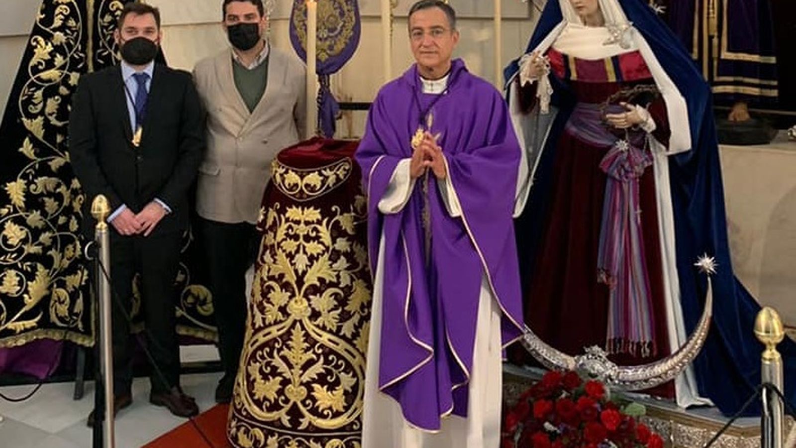 Acto de bendición de la saya y manto con el párroco, autor y hermano mayor.