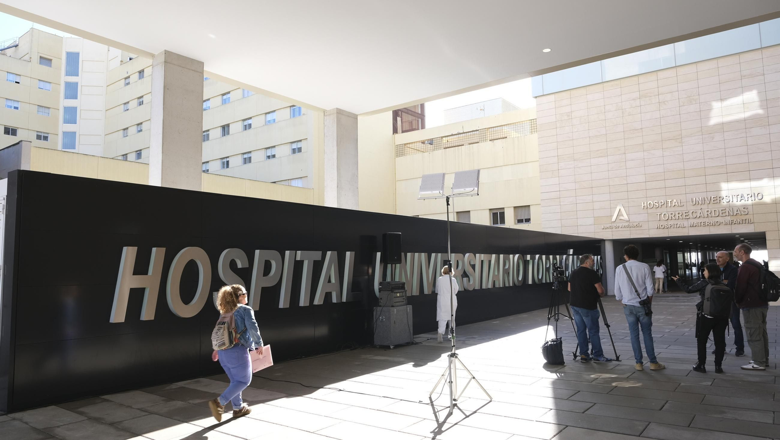 Visita del Consejero de Salud, Antonio Sanz, al nuevo edificio de consultas externas del Hospital Torrecárdenas, en imágenes