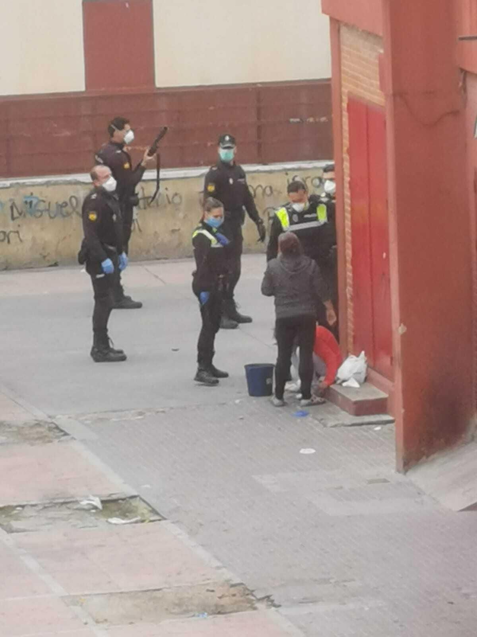 La Policía, en la calle Hermano Pablo tras la agresión.