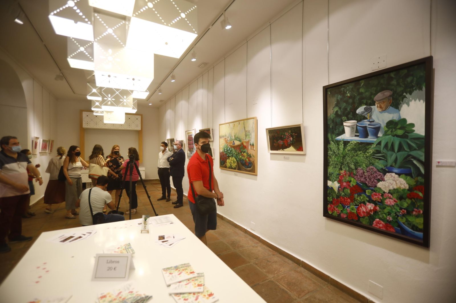 Varios asistentes observan las obras durante la inauguración de la muestra.