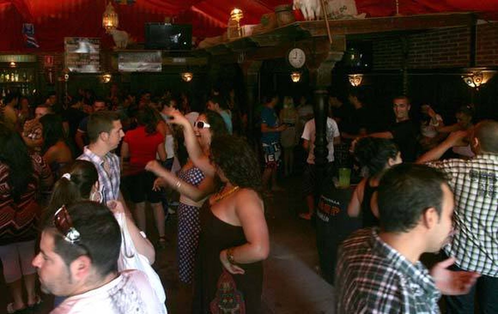 Numerosos jóvenes apuran las últimas horas de feria bailando en el interior de una de las casetas.  Foto: Jose Maria Quiñones