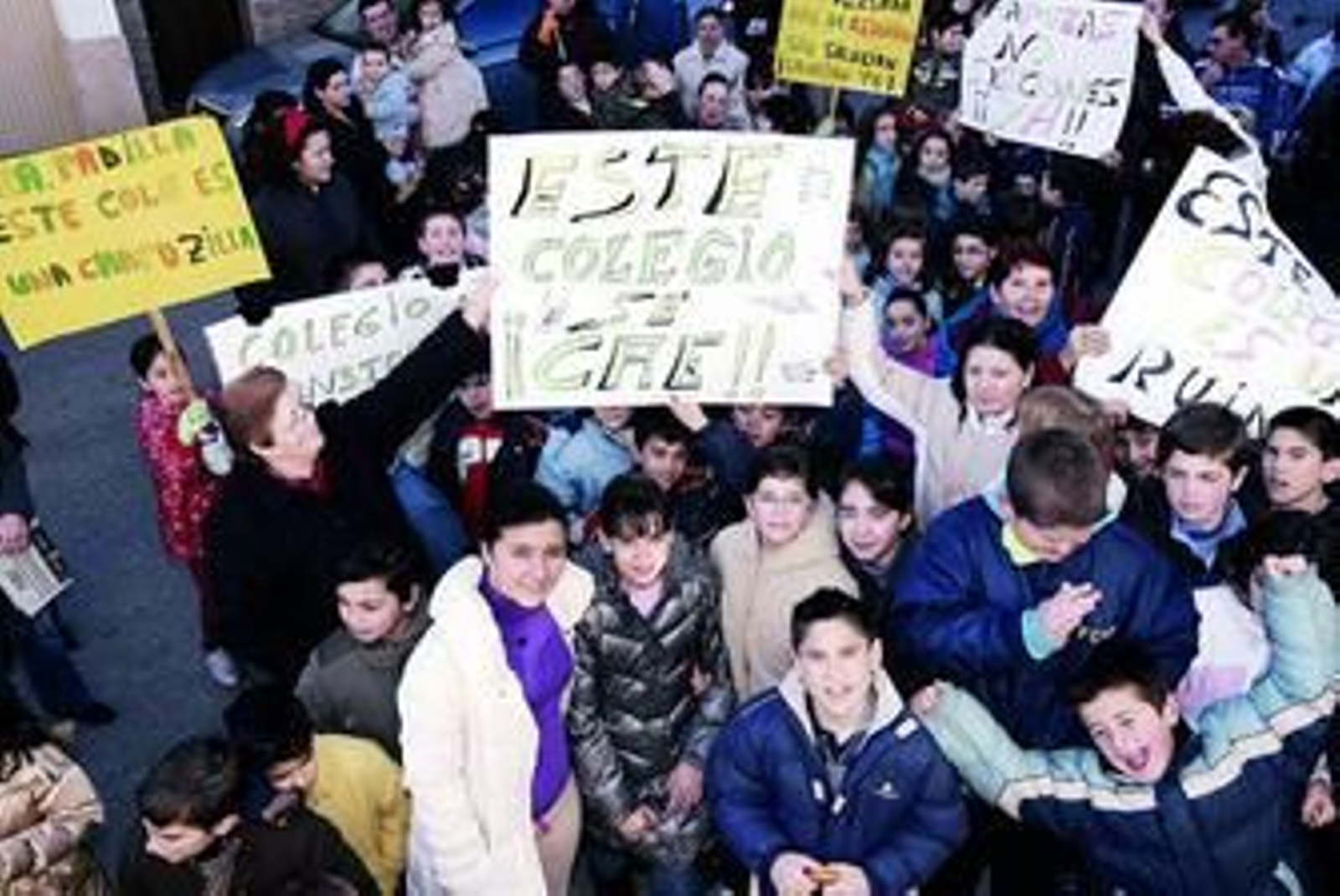 Alumnos y padres, durante la protesta del pasado miércoles ante las puertas del colegio.