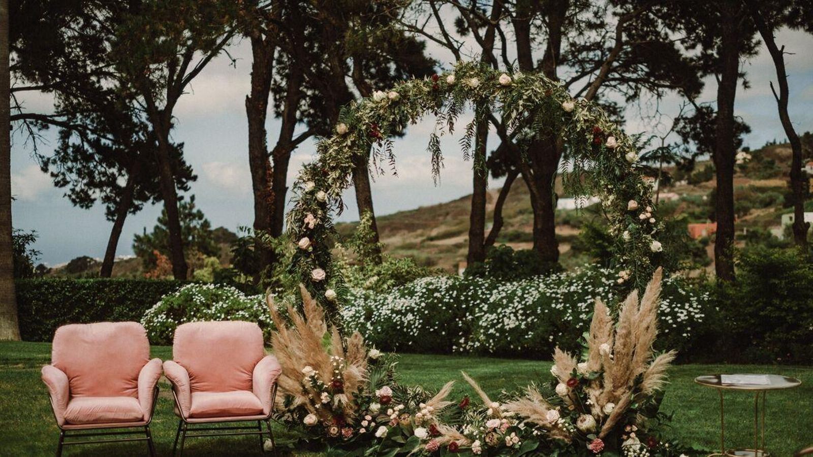 Las bodas al aire libre permiten mayor cantidad de invitados.