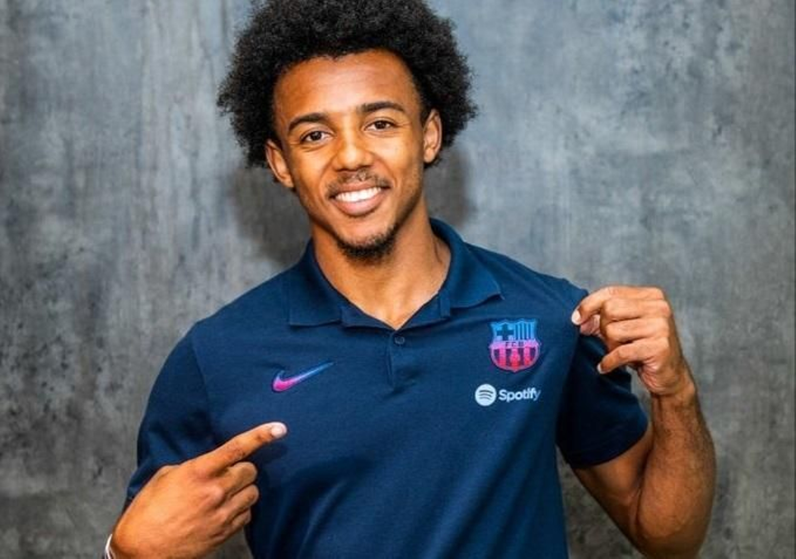 Koundé luce el escudo del Barcelona.