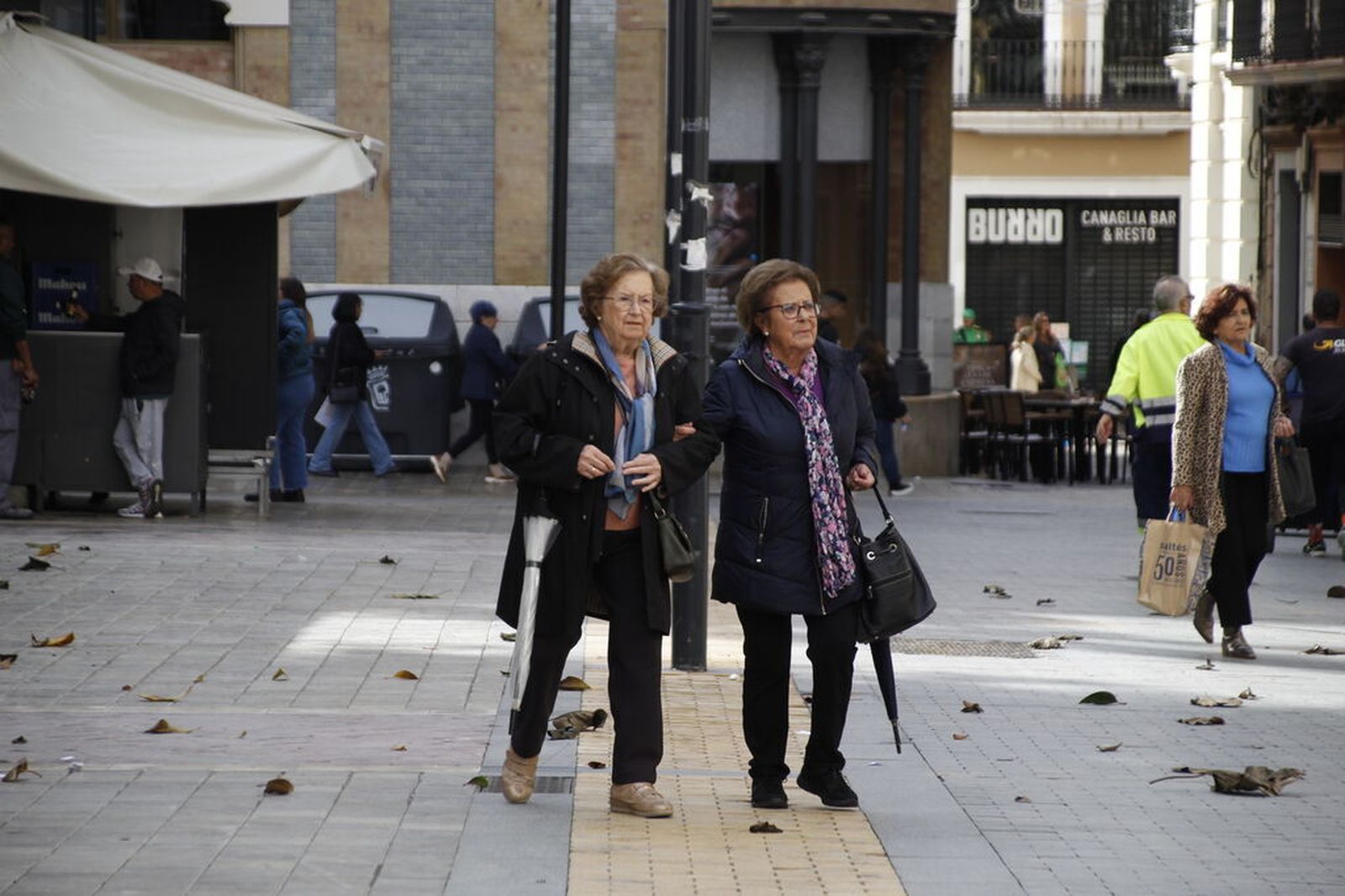 Dos señoras pasean por la Plaza de las Monjas de Huelva