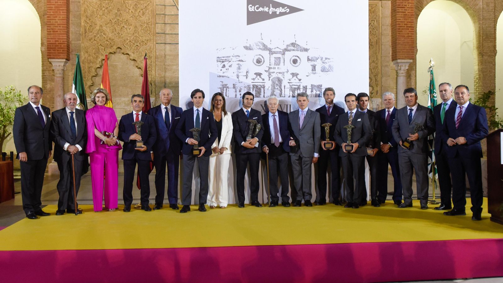 Foto de familia de los galardonados en los trofeos Puerta del Príncipe.