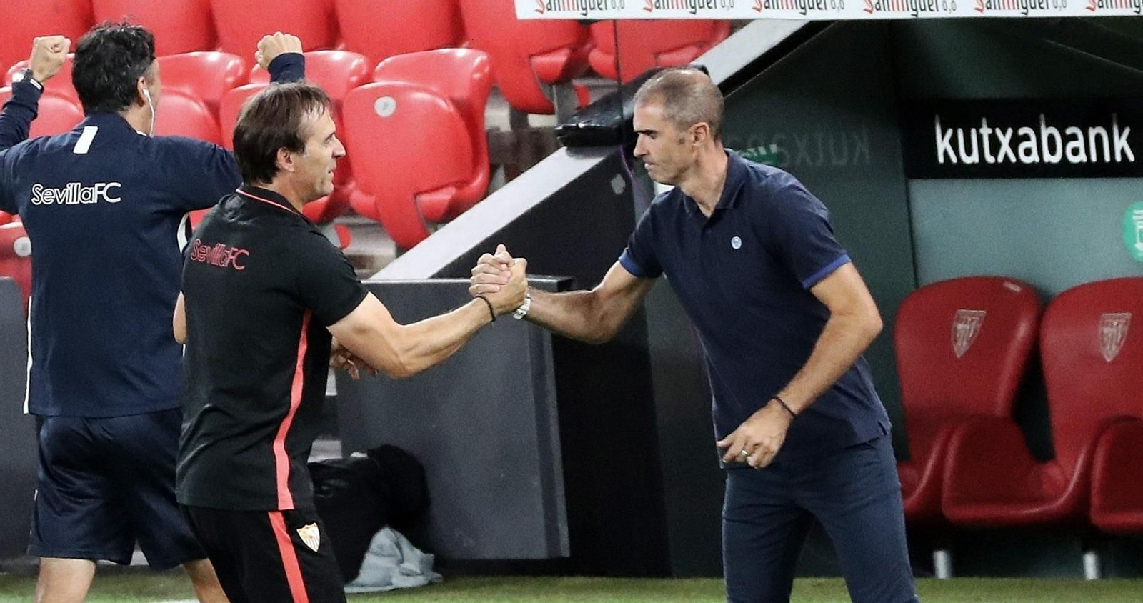 Lopetegui saluda a Gaizka Garitano tras el triunfo sevillista de la pasada campaña en Bilbao.