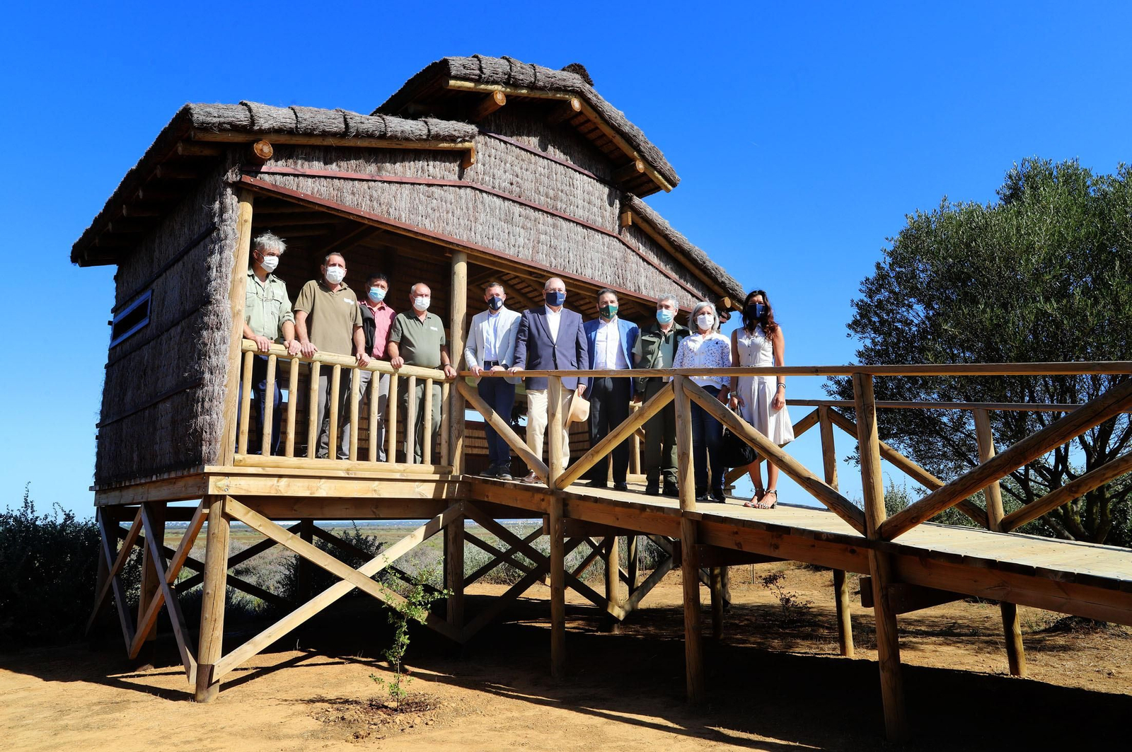 Autoridades y trabajadores de Marismas del Odiel en el nuevo observatorio.
