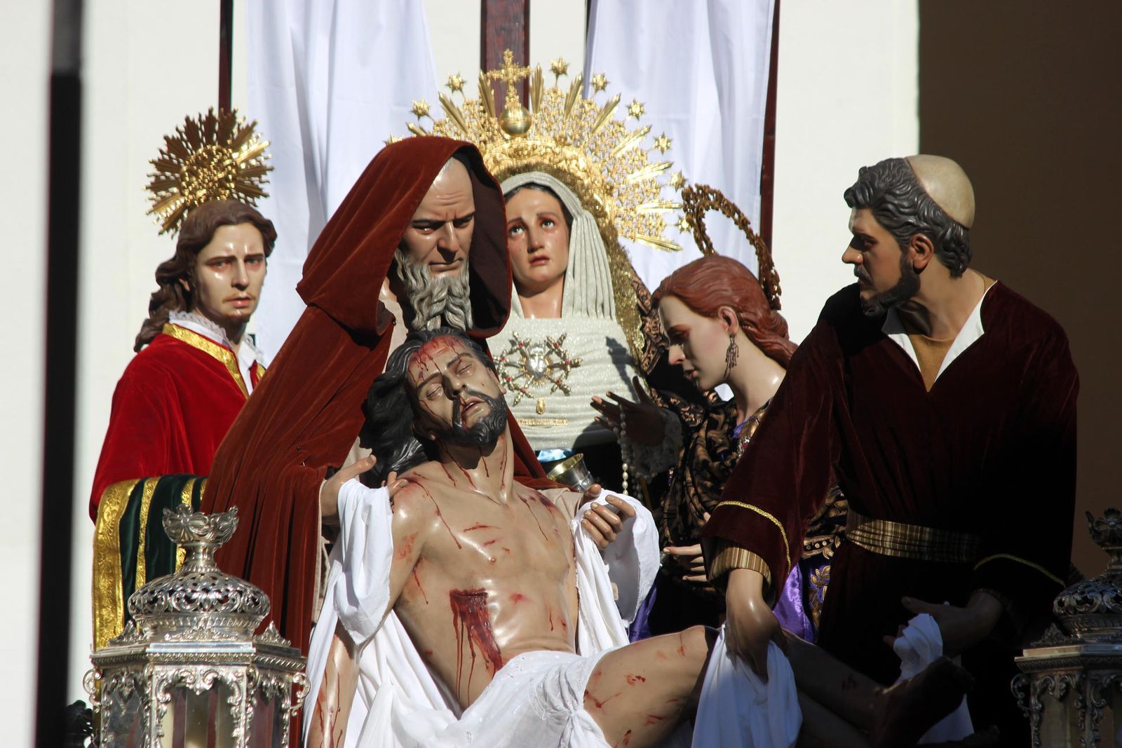 Paso de misterio de la Hermandad de Los Dolores, durante la salida procesional de ayer.