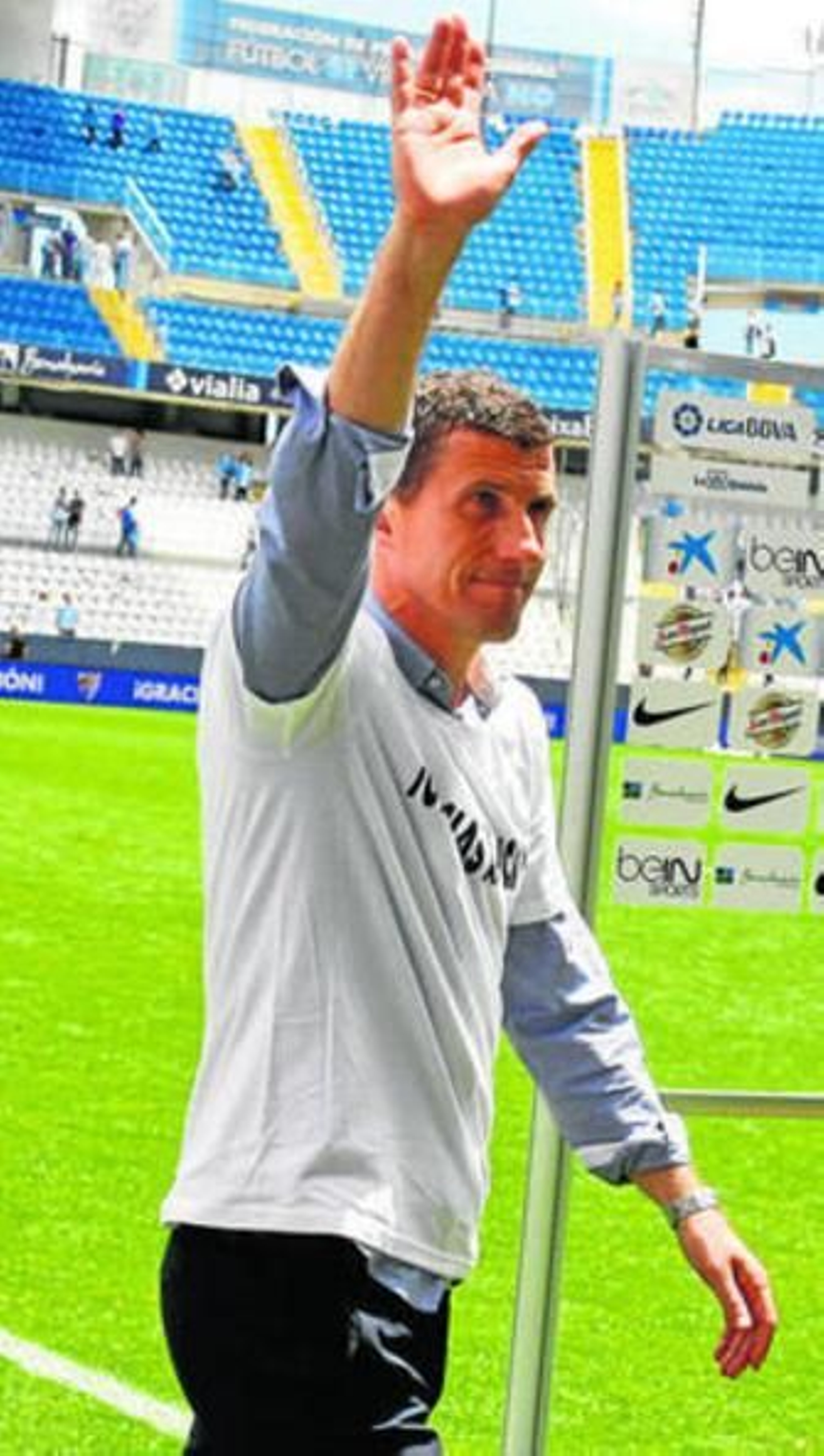 Gracia saluda a la afición.